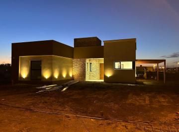Casa · 140m² · 5 Ambientes · 1 Cochera · Casa en Venta - 4 Dorm. 2 Baños - Cochera - 400 m² - Claromecó