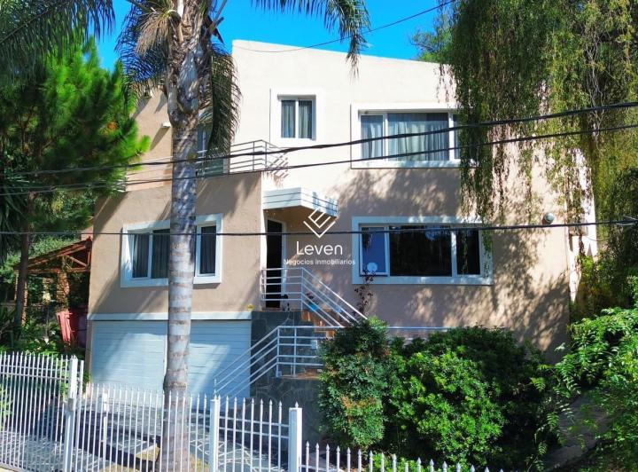 Casa · 1200m² · 6 Ambientes · 4 Cocheras