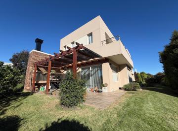 Casa · 270m² · 5 Ambientes · 2 Cocheras · Casa en Arenas del Sur