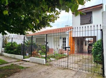 Casa · 200m² · 4 Ambientes · 1 Cochera · Casa en Venta - 2 Dorm. 1 Baño - Cochera - 283 m² - Mar del Plata