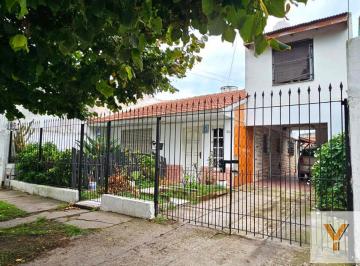 Casa · 200m² · 4 Ambientes · 1 Cochera · Casa en Venta - 2 Dorm. 1 Baño - Cochera - 283 m² - Mar del Plata
