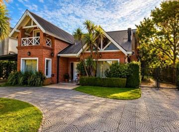 Casa · 260m² · 5 Ambientes · 1 Cochera · Casa en Venta en Campo Grande, Pilar, G. B. a. Zona Norte