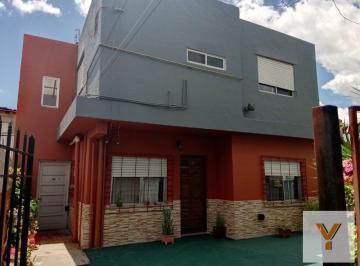 Casa · 77m² · 5 Ambientes · Casa en Venta - 4 Dorm. 2 Baños - 165 m² - Bernal Oeste