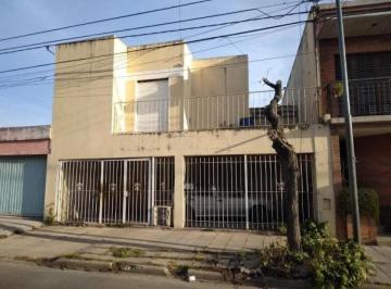 Casa · 110m² · 4 Ambientes · 1 Cochera · Casa en Venta - 3 Dorm. 2 Baños - Cochera - 242 m² - Luján