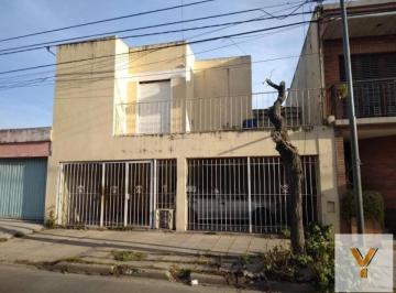 Casa · 110m² · 4 Ambientes · 1 Cochera · Casa en Venta - 3 Dorm. 2 Baños - Cochera - 242 m² - Luján
