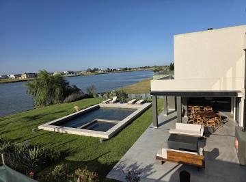 Casa · 380m² · 4 Dormitorios · 2 Cocheras · Casa Moderna Minimalista en Puerto Nizuc con Lote Al Agua