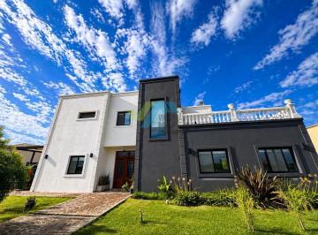 Casa · 236m² · 7 Ambientes · 3 Cocheras · Venta de Casa en Dos Plantas con Pileta a La Laguna - San Sebastian Country Club