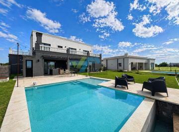 Casa · 236m² · 7 Ambientes · 3 Cocheras · Venta de Casa en Dos Plantas con Pileta a La Laguna - San Sebastian Area 8