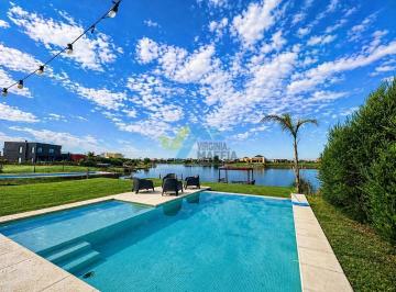 Casa · 236m² · 7 Ambientes · 3 Cocheras · Casa en Dos Plantas con Pileta a La Laguna - San Sebastian Area 8