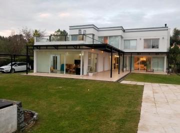 Casa · 350m² · 5 Ambientes · 2 Cocheras · Casa en Venta - 3 Dorm. 3 Baños - 350 m² Totales - Posadas de Los Lagos