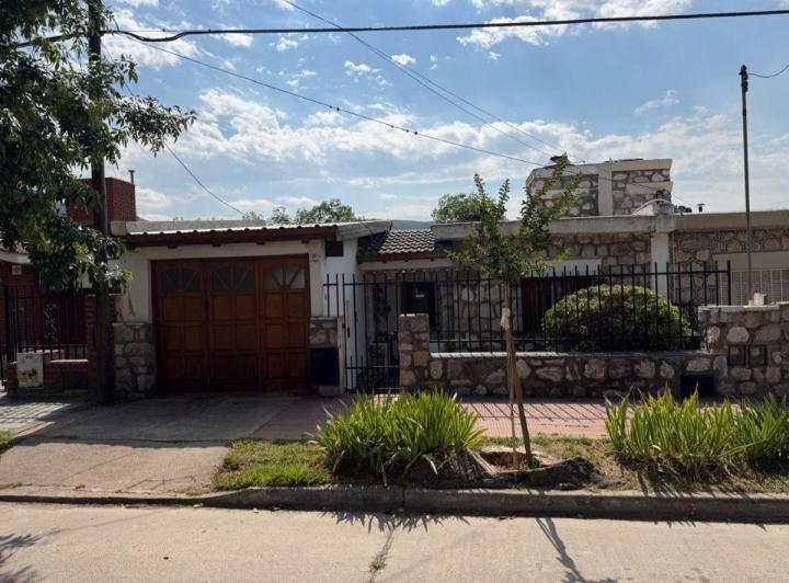 Casa · 170m² · 4 Ambientes · 1 Cochera