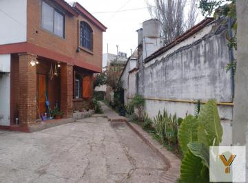 Casa · 71m² · 4 Ambientes · 1 Cochera · Casa en Venta - 2 Dorm. 1 Baño - Cochera - 82 m² - Córdoba