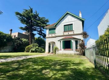 Casa · 325m² · 6 Ambientes · 10 Cocheras · Venta Chalet de Estilo Inglés Sobre Gran Lote
