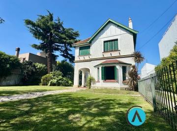 Casa · 325m² · 6 Ambientes · 10 Cocheras · Venta Chalet de Estilo Inglés Sobre Gran Lote