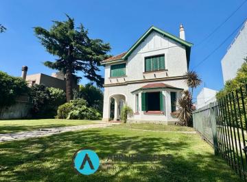Casa · 325m² · 6 Ambientes · 10 Cocheras · Venta Chalet de Estilo Inglés Sobre Gran Lote