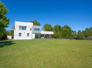 Casa · 300m² · 5 Ambientes · Venta Casa Categoría 5 Ambientes con Quincho - Barrio Puerto Chascomus - Permuta - Apto Credito!