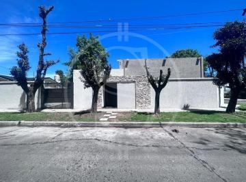 Casa · 107m² · 3 Ambientes · Casa Lote Propio 3 Ambientes con Parque y Pileta