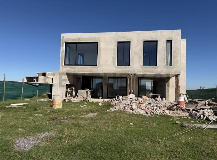 Casa · 360m² · 7 Ambientes · 6 Cocheras