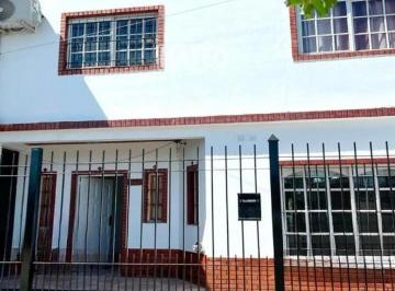 Casa · 200m² · 5 Ambientes · 3 Cocheras · Casa en Venta - 4 Dorm. 2 Baños - Cochera - 400 m² - Merlo