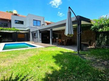 Casa · 190m² · 6 Ambientes · 2 Cocheras · Chalet 6 Ambientes en Venta Castelar Norte Pileta
