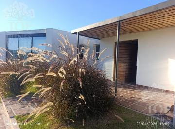 Casa · 1200m² · 5 Ambientes · 2 Cocheras · Casa en Una Planta