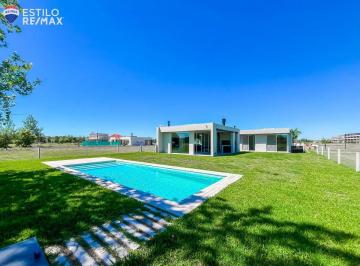 Casa · 165m² · 4 Ambientes · 2 Cocheras · Casa en Haras del Sur III Barrio Palmeras C/pileta