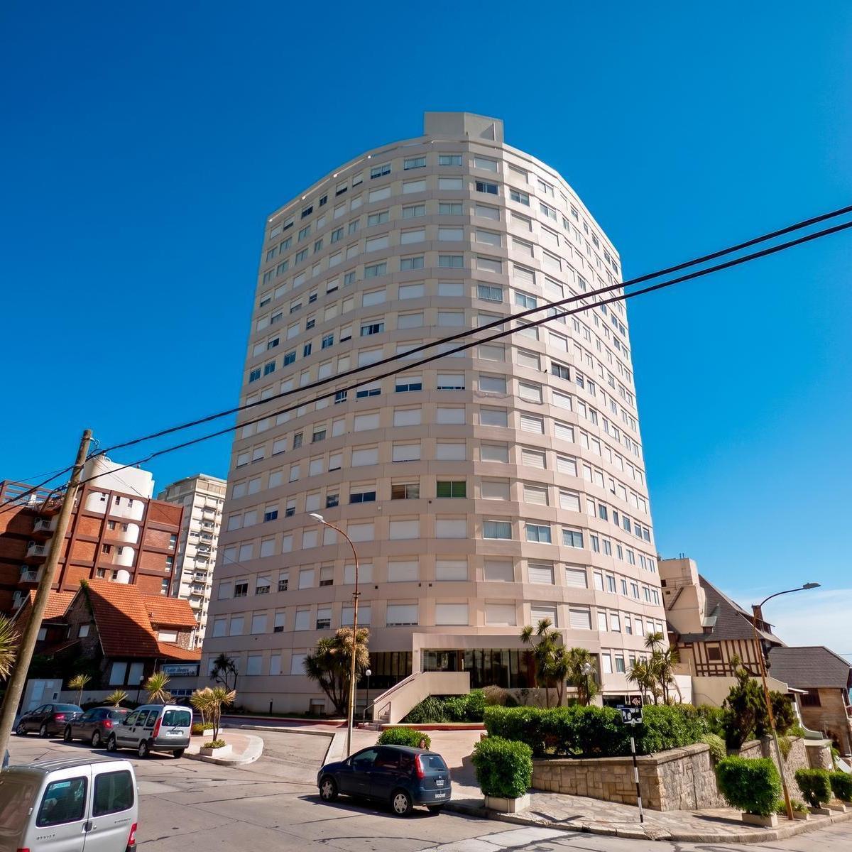 Alquiler por 24 meses en amplio departamento 4 amb, 100m² con 2 cocheras — Playa Varese