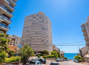 Departamento · 100m² · 4 Ambientes · 2 Cocheras · Alquiler Departamento de 4 Ambientes a m del Mar en Zona Playa Varese