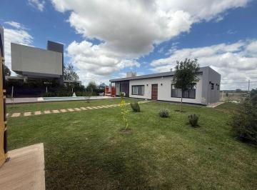Casa · 96m² · 2 Ambientes · 5 Cocheras · Casa 2 Ambientes en Venta Canning
