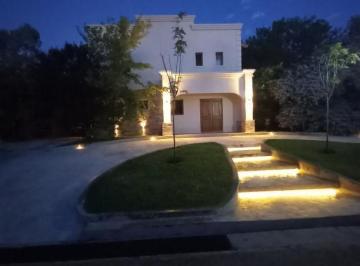 Casa · 300m² · 5 Ambientes · 4 Cocheras · Casa en Venta - 3 Dorm. 3 Baños - 980 m² - Fincas del Lago
