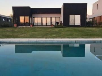 Casa · 140m² · 6 Ambientes · 1 Cochera · Venta de Casa con Pileta. Barrio con Salida Al Rio El Naudir!