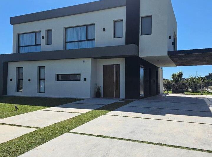Casa · 177m² · 5 Ambientes · 4 Cocheras