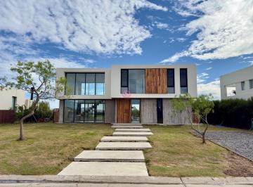 Casa · 230m² · 4 Ambientes · 2 Cocheras · Casa en Venta en San Sebastian, Escobar, G. B. a. Zona Norte Area 5 Apto Crédito / a La Laguna