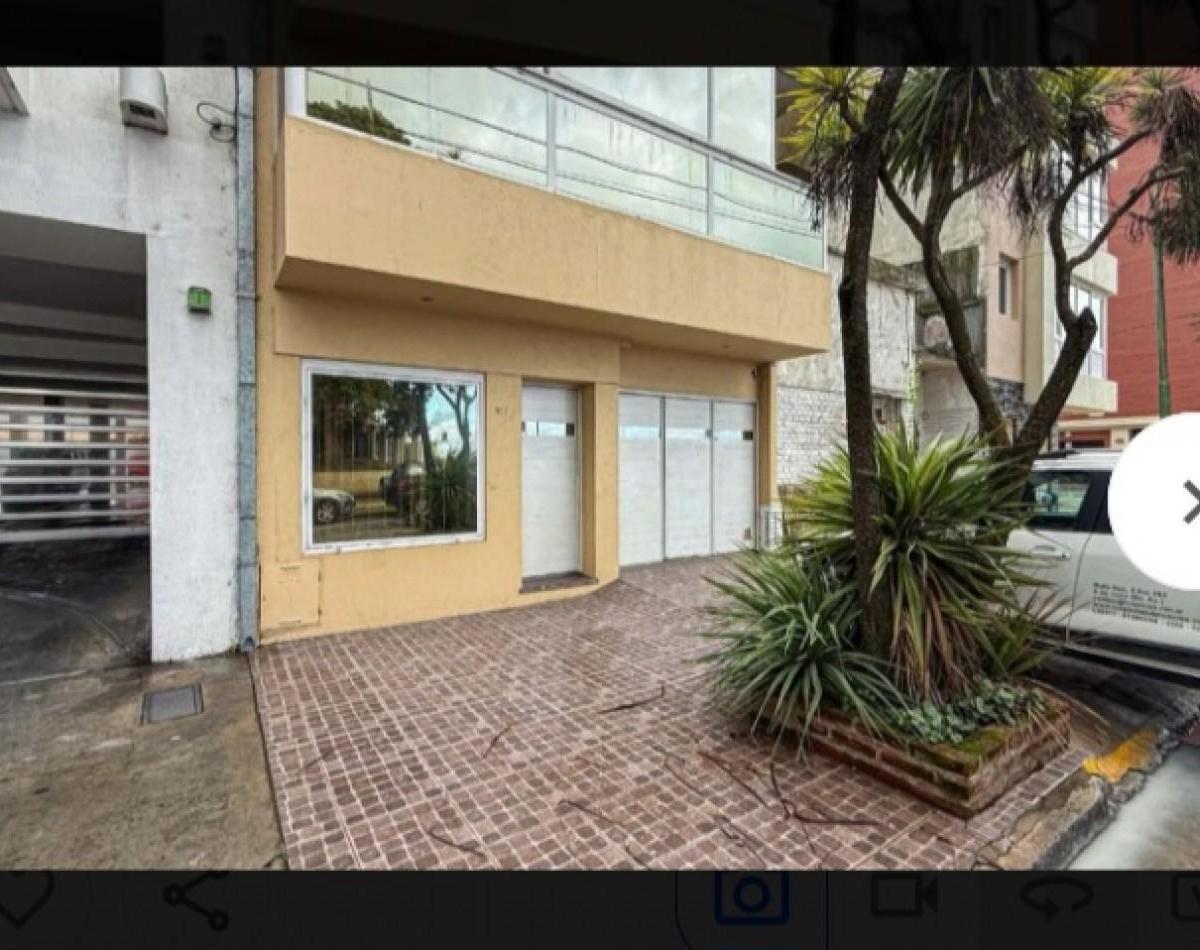 Se vende casa 3 ambientes desarrollada en 2 plantas frente a Plaza España