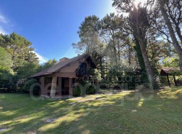 Casa de 3 ambientes, Cariló · Chalet Tradicional en Dos Plantas (Cod - 4)