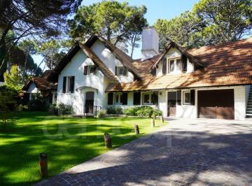 Casa de 6 ambientes, Cariló · Casa de Estilo Tradicional a Pocas Cuadras del Centro y de La Playa. (Cod - 81)