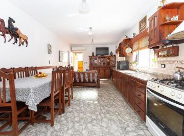Casa · 222m² · 4 Ambientes · 1 Cochera · Casa 4amb Venta Vélez Sarsfield