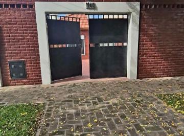 Casa de 4 ambientes, Lanús · Casa de 4 Ambientes con Pileta y Jardín en Venta en Lanús Este