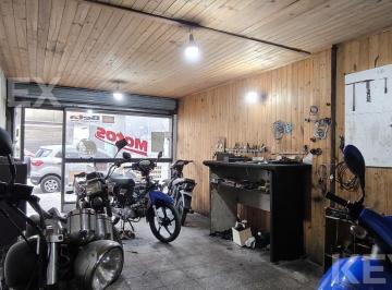 Sector de atención al público – Showroom con motos y vidriera de ingreso · Local Comercial en Venta en Berisso | Galpón 119 m² | Luz Trifásica | Cortina Automática