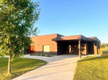 Casa · 170m² · 6 Ambientes · Casa en Venta - 4 Dorm. 3 Baños - Pilar