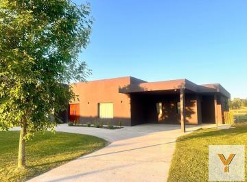 Casa · 170m² · 6 Ambientes · Casa en Venta - 4 Dorm. 3 Baños - Pilar