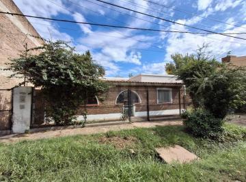 Casa · 102m² · 5 Ambientes · 2 Cocheras · Casa Familiar de Estilo Tradicional con Jardín y Patio