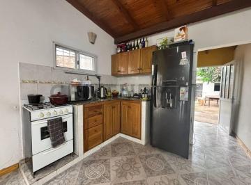 Casa · 120m² · 5 Ambientes · 2 Cocheras · Casa de 2 Dorm. Apta Credito con Jardín, Quincho y Cochera – Granadero Baigorria