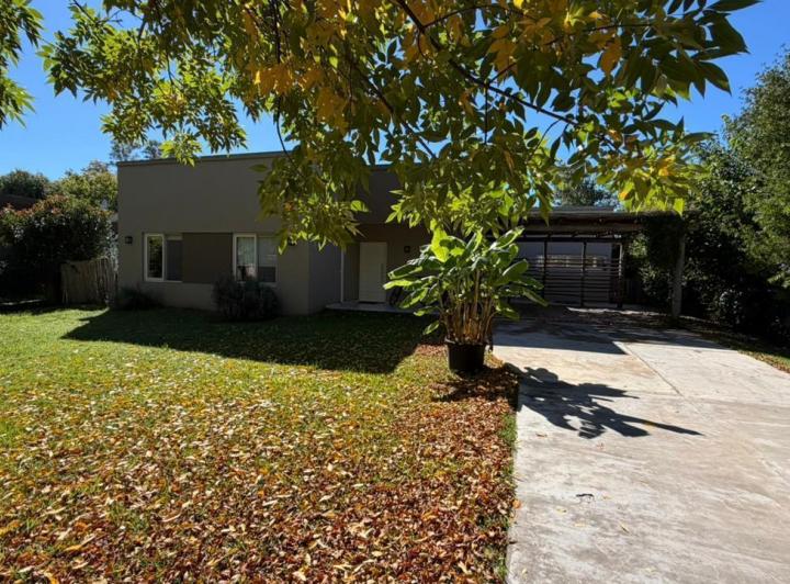 Casa · 200m² · 5 Ambientes · 2 Cocheras