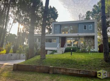 Casa · 237m² · 8 Ambientes · 2 Cocheras · Casa en Venta en Villa Robles