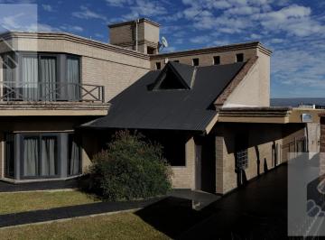 Casa · 208m² · 6 Ambientes · 2 Cocheras · Casa en Venta en Barrio La Cuesta