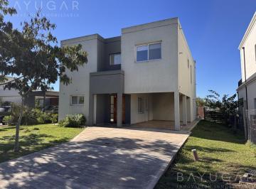 Casa · 210m² · 5 Ambientes · 3 Cocheras · Venta Casa en Barrio Santa Elena – Pilar del Este - 5 Ambientes