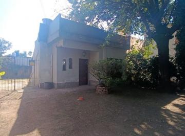 Casa · 46m² · 2 Ambientes · 2 Cocheras · Venta de Casa Americana 2 Ambientes con Amplio Parque en Ituzaingó Norte