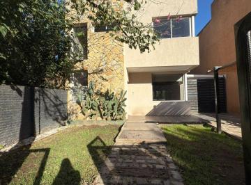 Casa de 5 ambientes, Rosario · Casa de 3 Dorm. con Jardín - Ambato 727