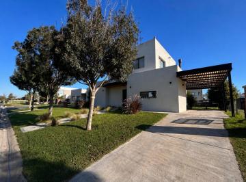 Casa · 140m² · 4 Ambientes · 3 Cocheras · Alquiler Permanente - Casa 4 Ambientes con Pileta Barrio Santo Tomás Pilar
